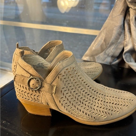 Hokus Pokus Tabby Women’s Perforated Light Brown Heeled Boots Size 6M - Picture 8 of 8